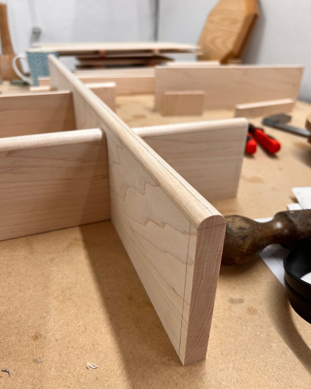 Hand-shaped rounded profile on a wall cabinet component